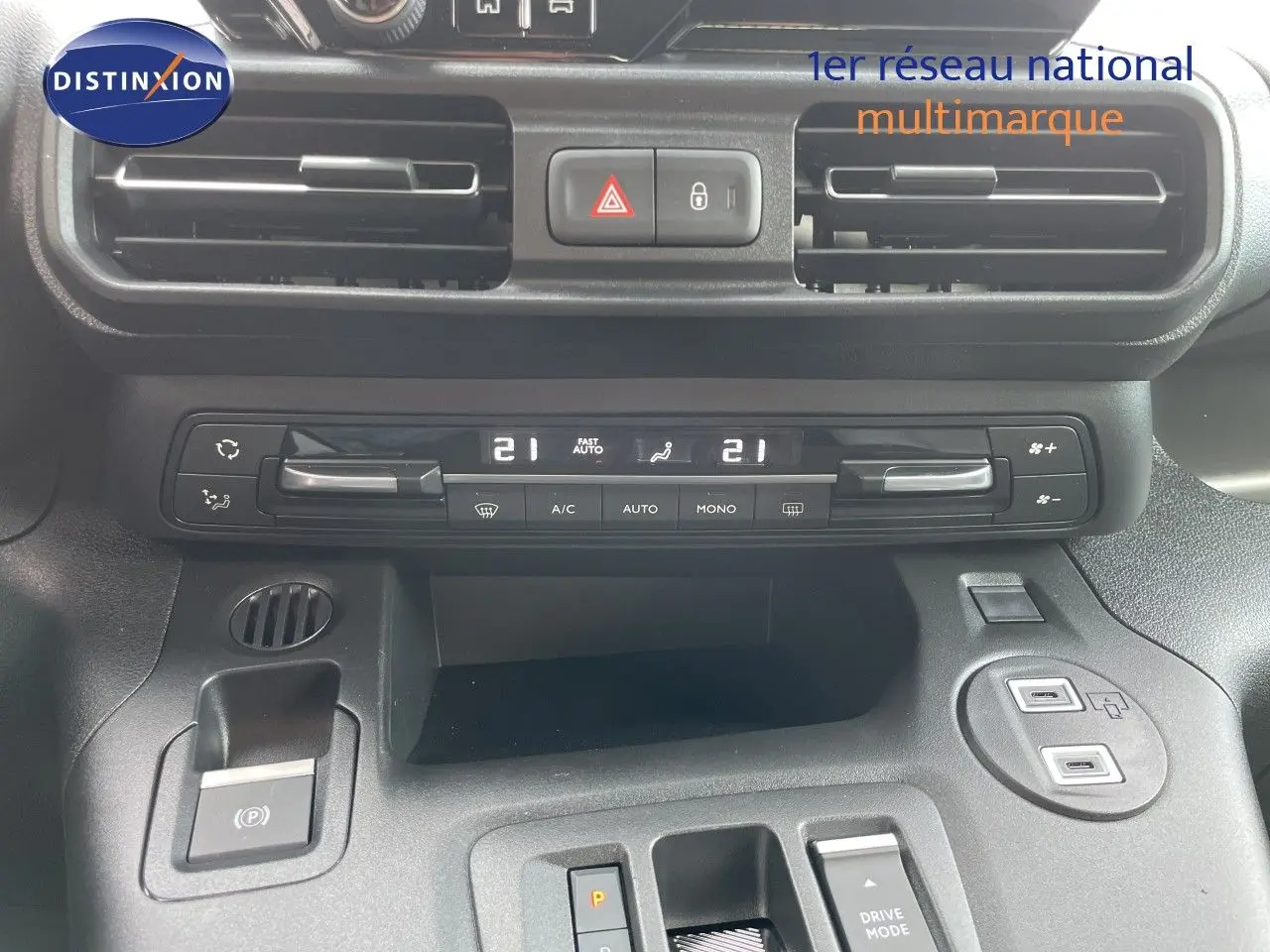 Vue rapprochée du tableau de bord du Citroën Berlingo 2026, montrant la climatisation digitale et commandes centrales.