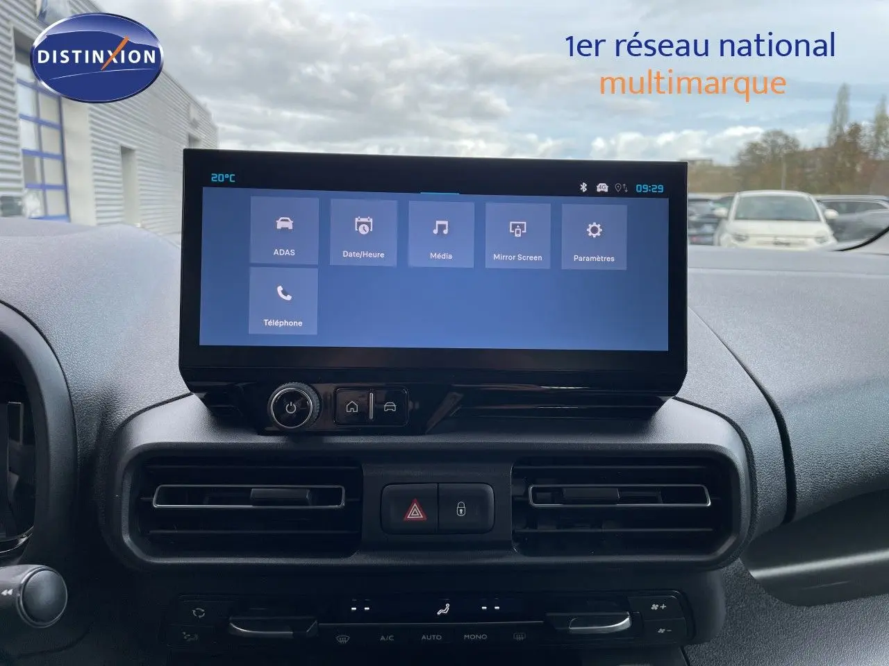 Vue intérieure de la planche de bord du Citroën Berlingo 2026, écran tactile central allumé, ambiance noire.