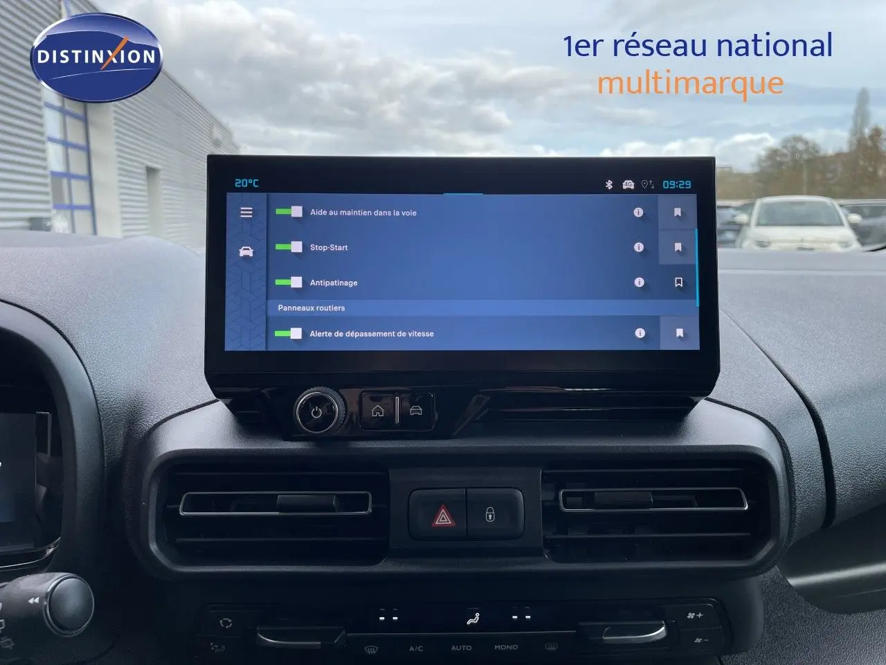 Vue intérieure du tableau de bord du Citroën Berlingo 2026, écran tactile affichant les aides à la conduite.