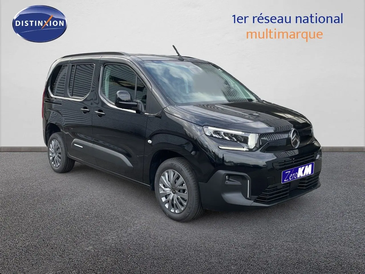Vue 3/4 avant droit du Citroën Berlingo noir Perla Nera métallisé, avec calandre et phares modernes visibles.