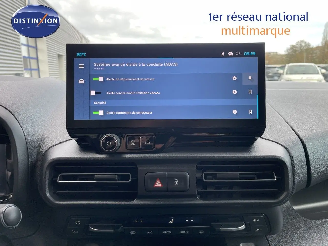Vue intérieure du tableau de bord du Citroën Berlingo 2026 noir, avec écran tactile affichant les aides à la conduite.