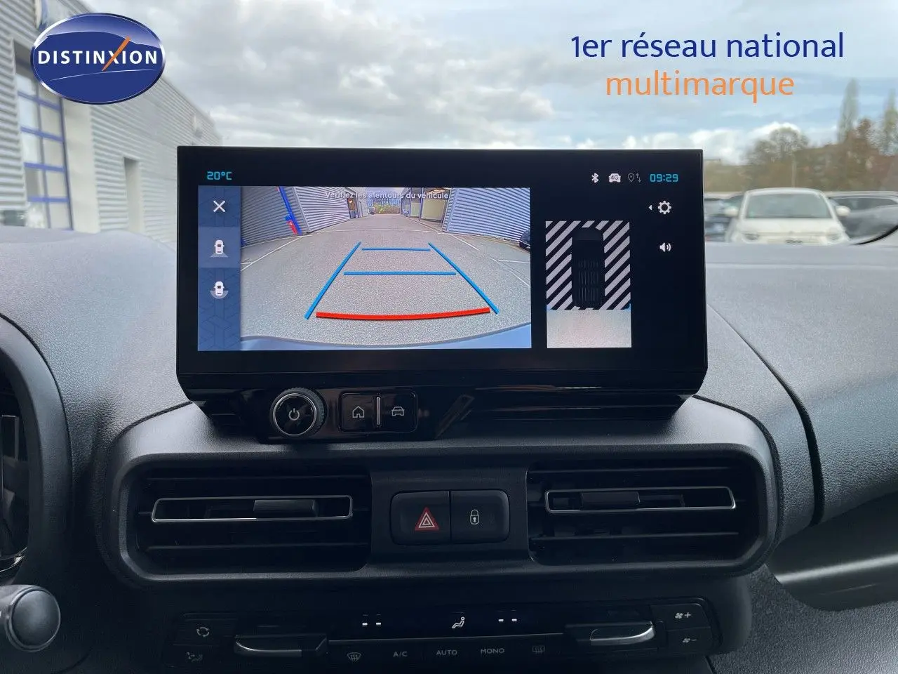 Vue rapprochée de l’écran central du tableau de bord du Citroën Berlingo 2026 noir, affichant la caméra de recul.