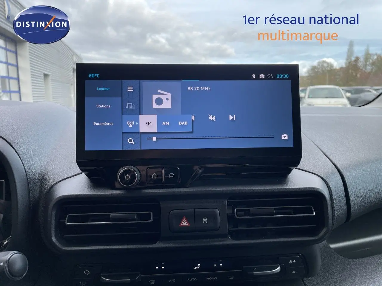 Vue intérieure du tableau de bord du Citroën Berlingo 2026, écran tactile central affichant la radio FM.