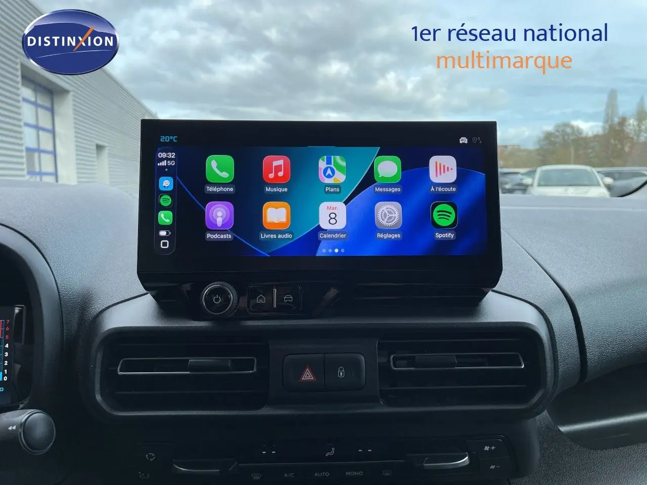 Vue frontale de l'écran tactile central du tableau de bord du Citroën Berlingo noir, avec commandes climatisation et ventilation.