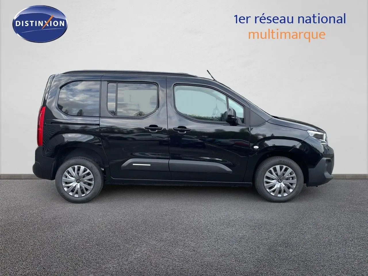 Vue latérale droite d'un Citroën Berlingo noir Perla Nera métallisé, monospace compact avec portes coulissantes.