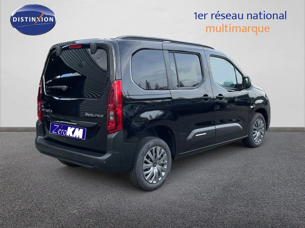 Vue 3/4 arrière droite du Citroën Berlingo noir Perla Nera avec vitres teintées et feux arrière verticaux.