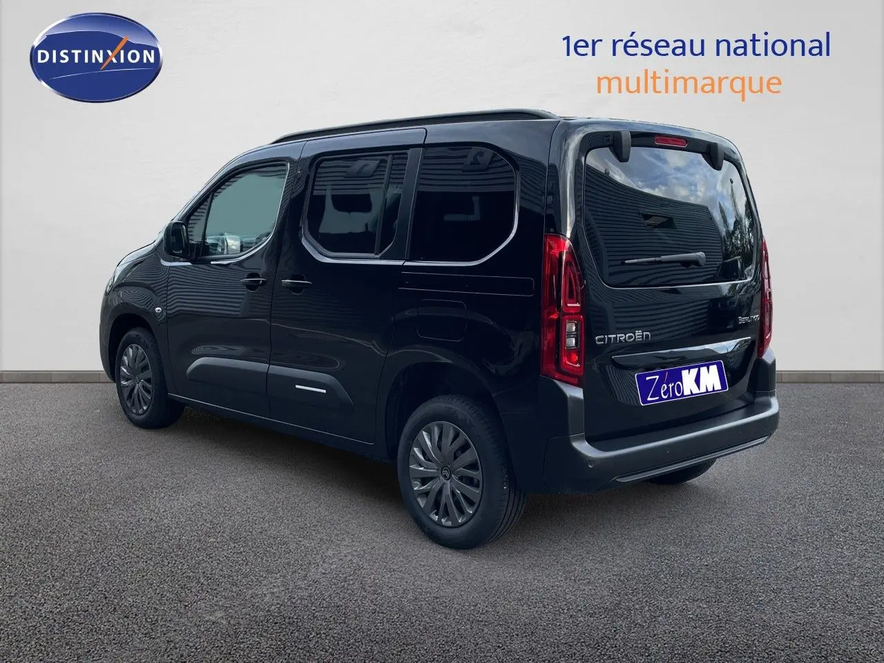 Vue 3/4 arrière droite d’un Citroën Berlingo noir Perla Nera métallisé avec vitres teintées et feux arrière LED.