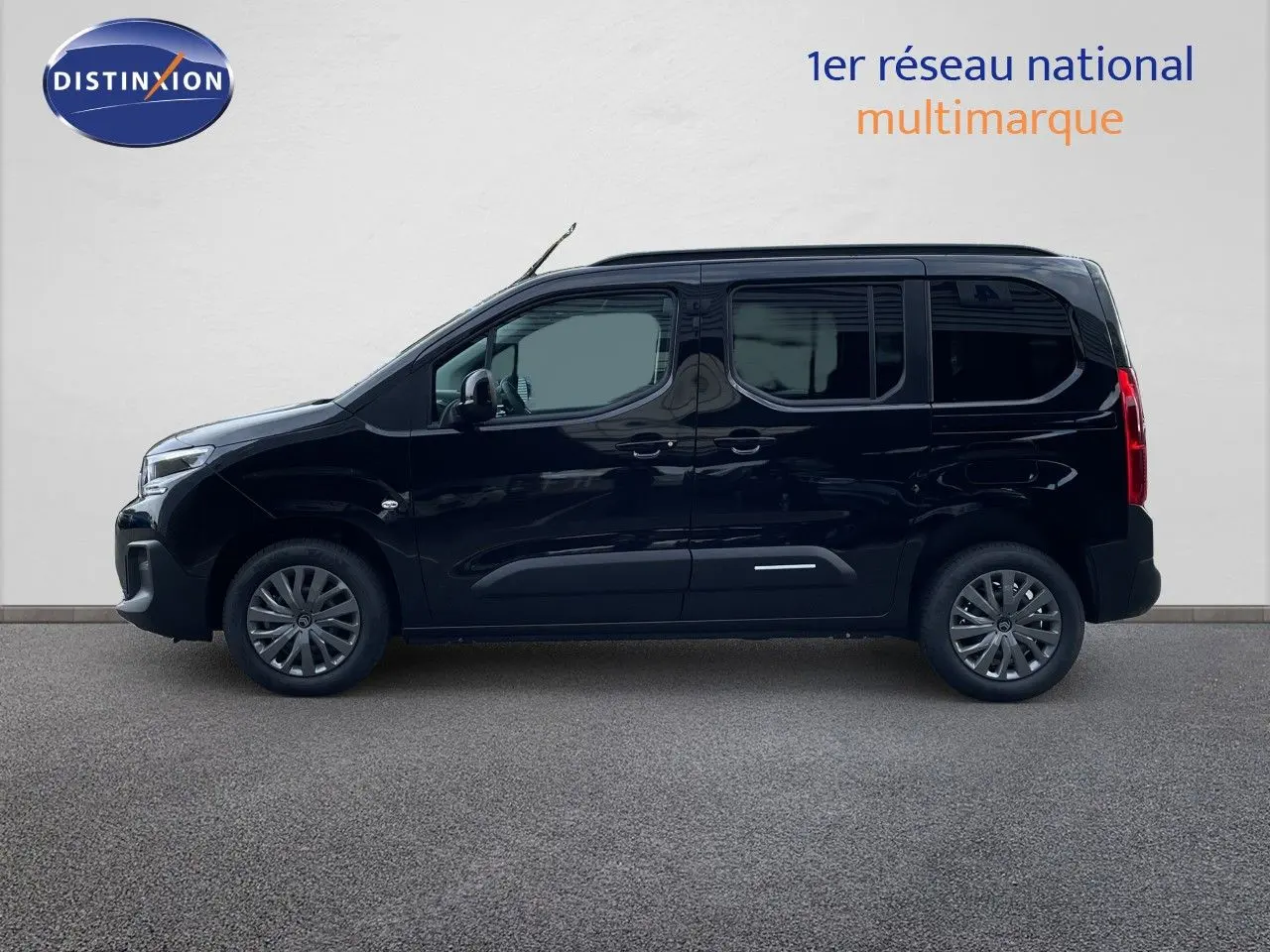 Profil latéral droit d'un Citroën Berlingo noir Perla Nera 2026, version MPV M 1.5 BlueHDi 130ch avec jantes alliage.