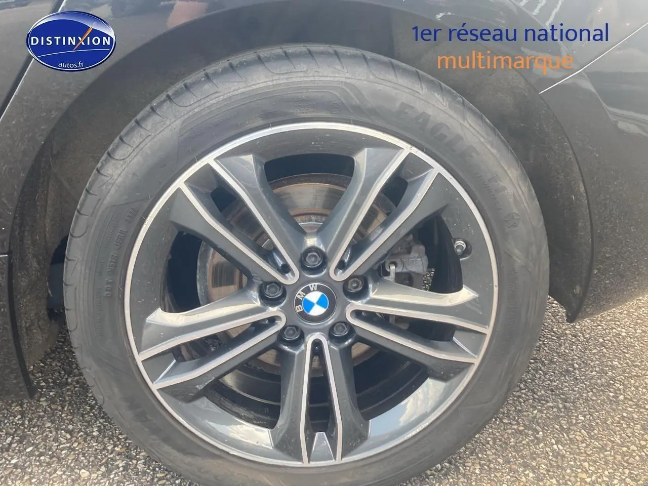 Gros plan sur la jante alliage 17 pouces à double rayons style 549 d'une BMW Série 1 noire côté arrière droit.