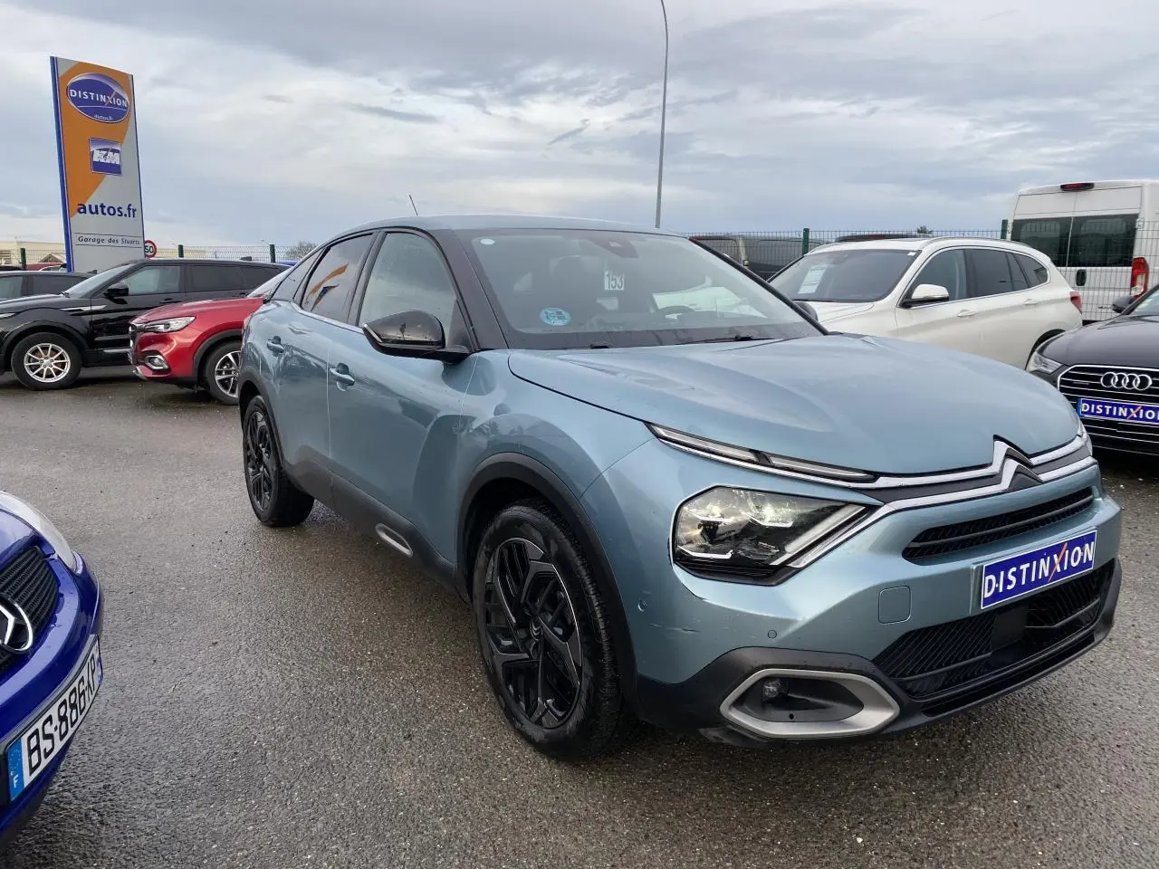 Citroën C4 bleu Iceland en 3/4 avant droit, avec jantes alliage noires et signature lumineuse LED en V.