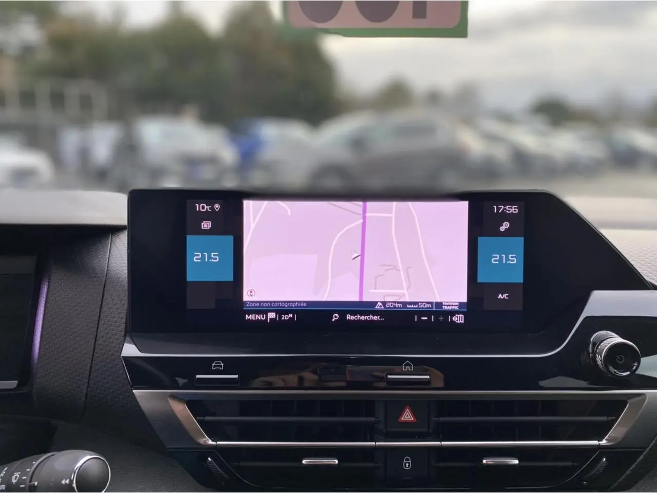 Écran tactile central du tableau de bord de la Citroën C4 2021 affichant la navigation et la climatisation.