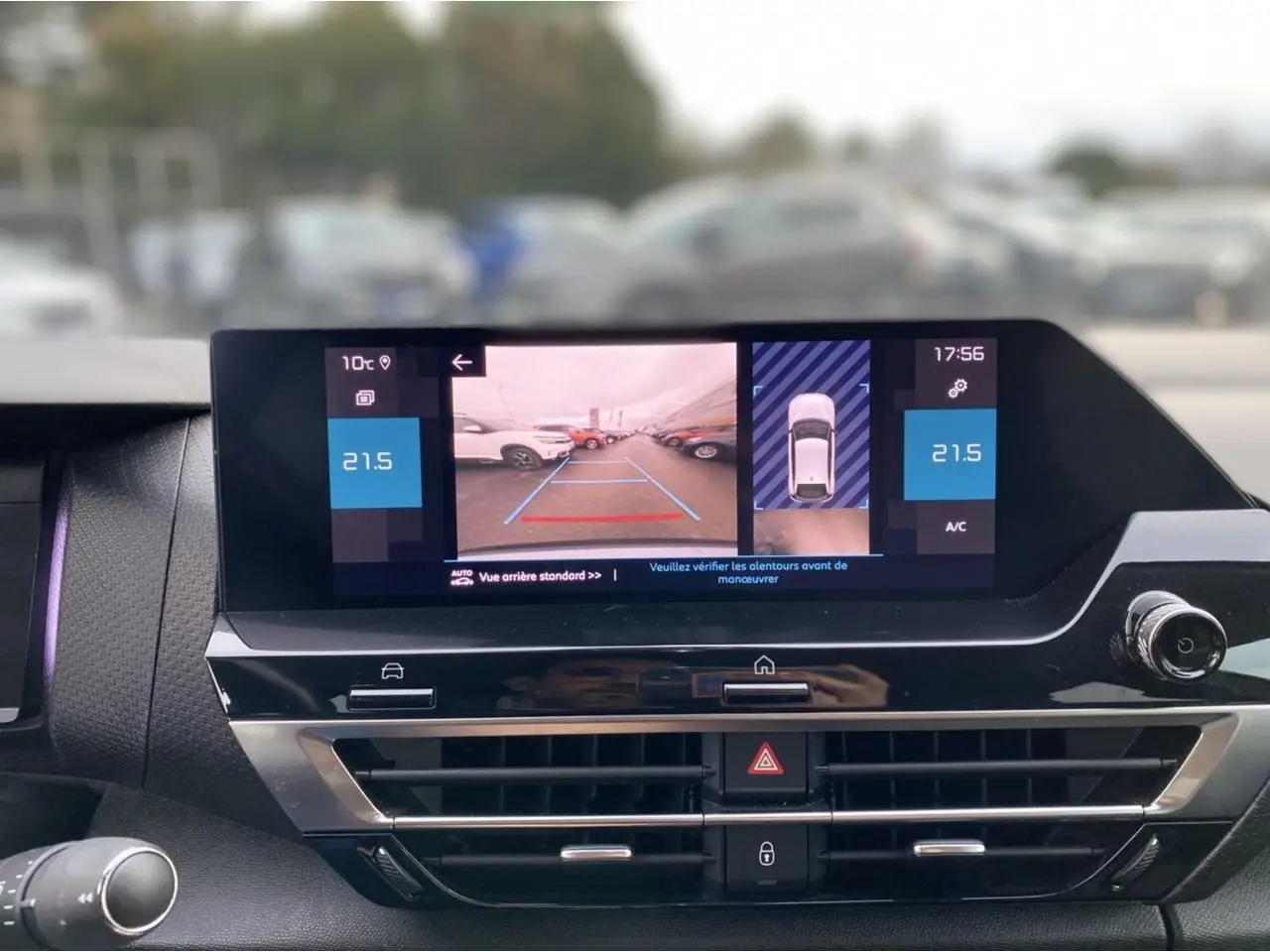 Écran central du tableau de bord de la Citroën C4 bleu Iceland montrant la caméra de recul et la climatisation à 21,5°C.