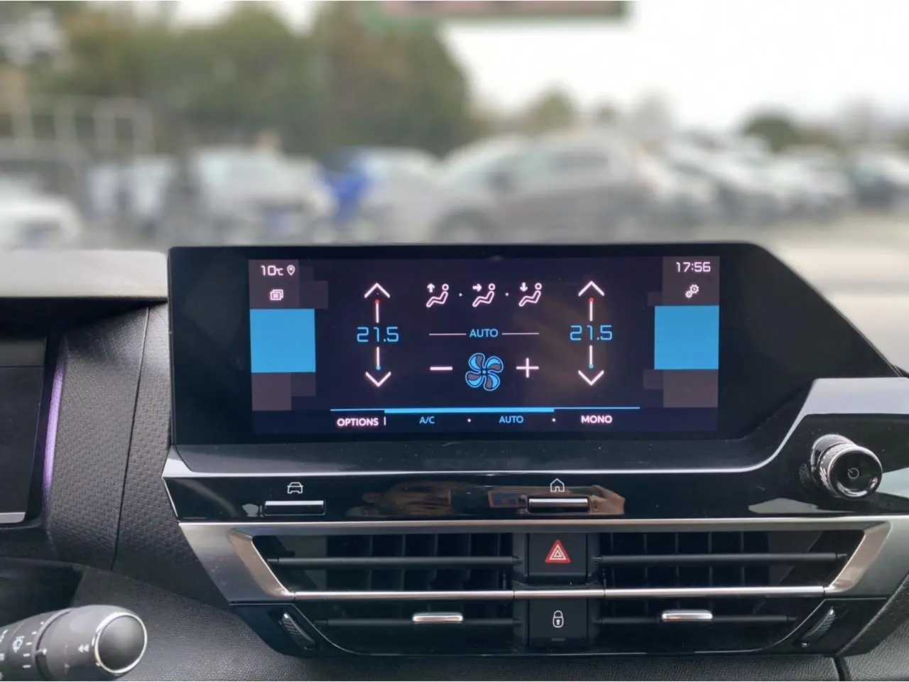 Écran tactile central de la Citroën C4 2021 montrant la climatisation automatique, avec aérateurs et commandes intégrées.