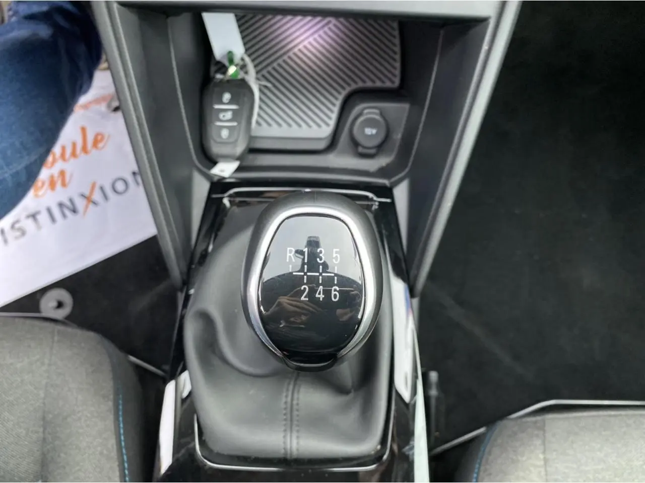 Le levier de vitesses manuel de la Citroën C4 2021, vue rapprochée de la console centrale avec clé et prise 12V.