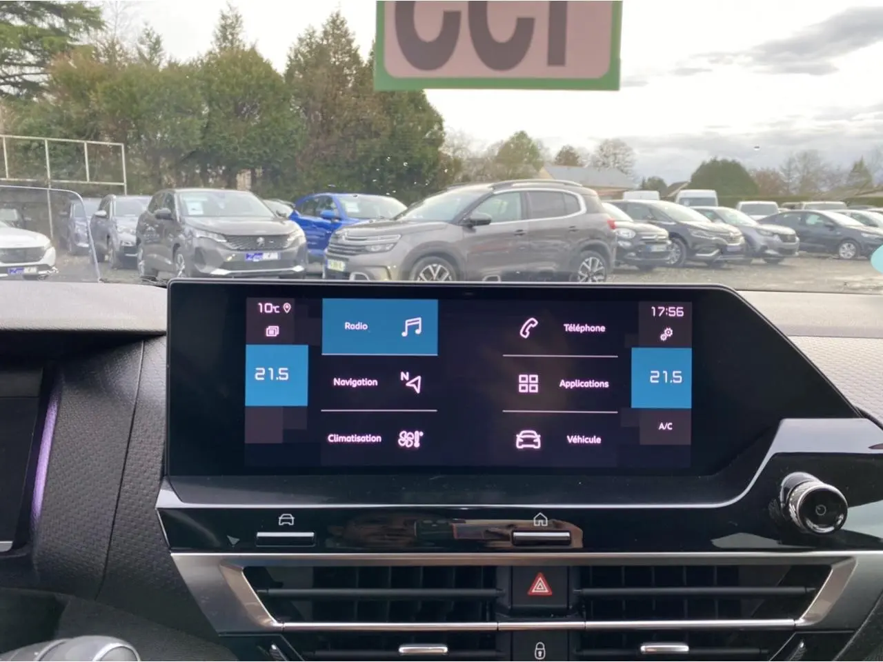 Vue intérieure du tableau de bord de la Citroën C4 2021 avec écran tactile central affichant la navigation et la climatisation.