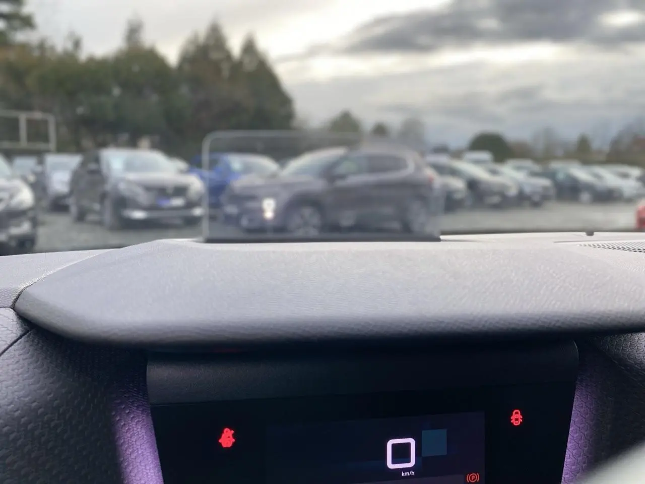Vue intérieure du tableau de bord de la Citroën C4 2021 avec affichage tête haute transparent en fonctionnement.