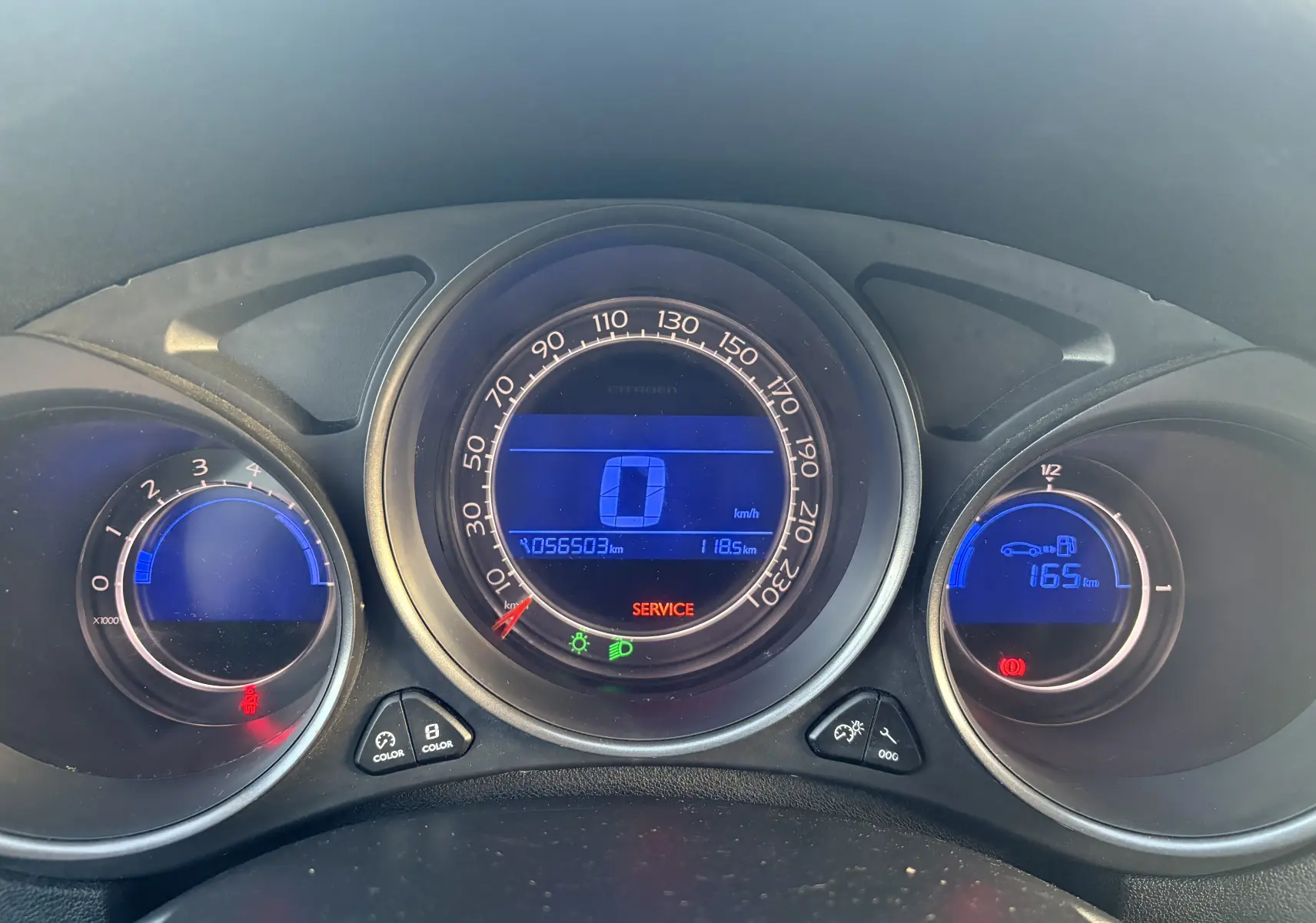 Tableau de bord du Citroën C4 II 2.0 HDI 150 HYB 2015 avec affichage numérique bleu et compte-tours analogique.