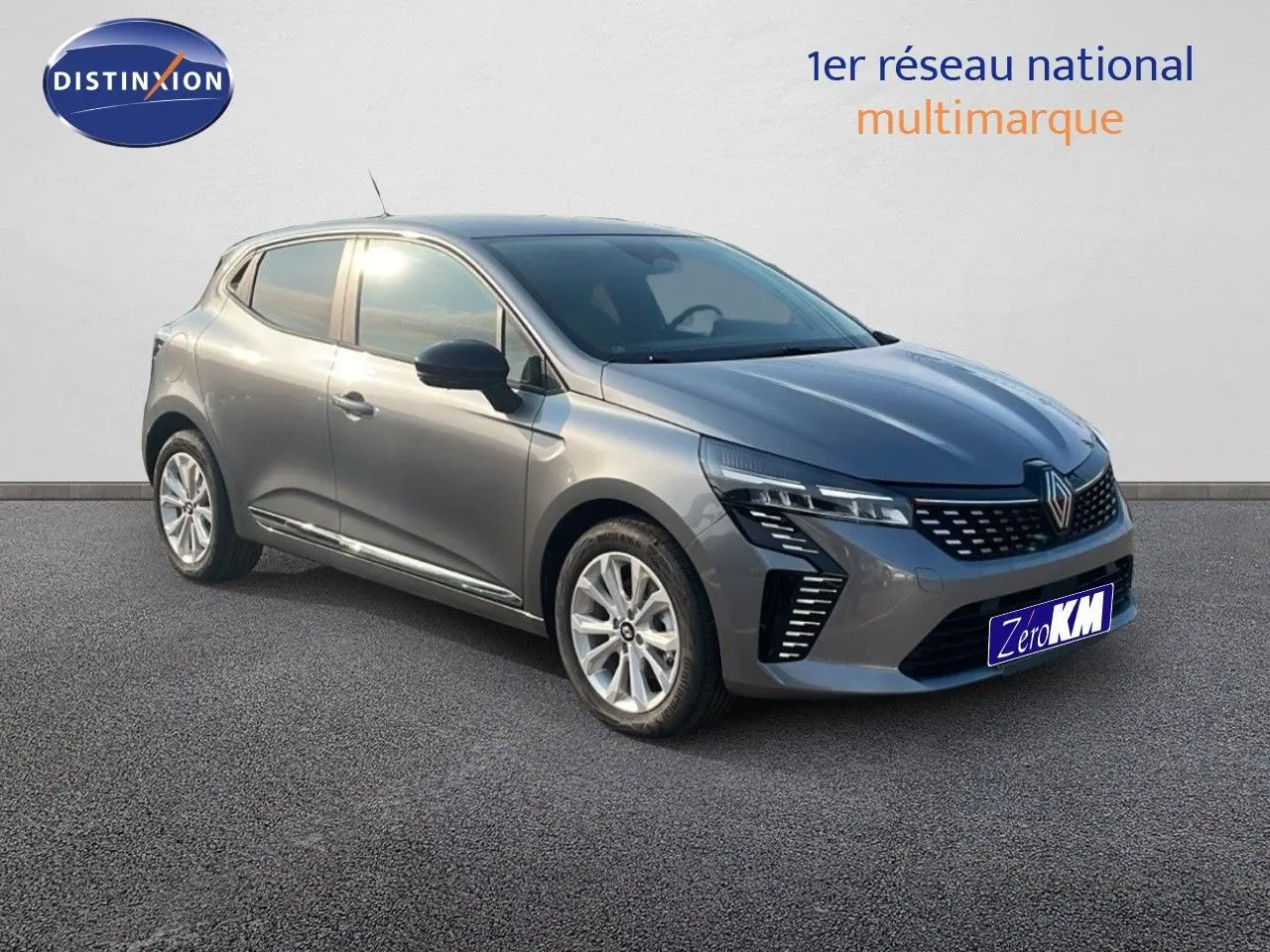 Renault Clio 1.5 DCI 100ch Evolution gris schiste métal, vue 3/4 avant mettant en valeur ses phares LED et jantes alliage.