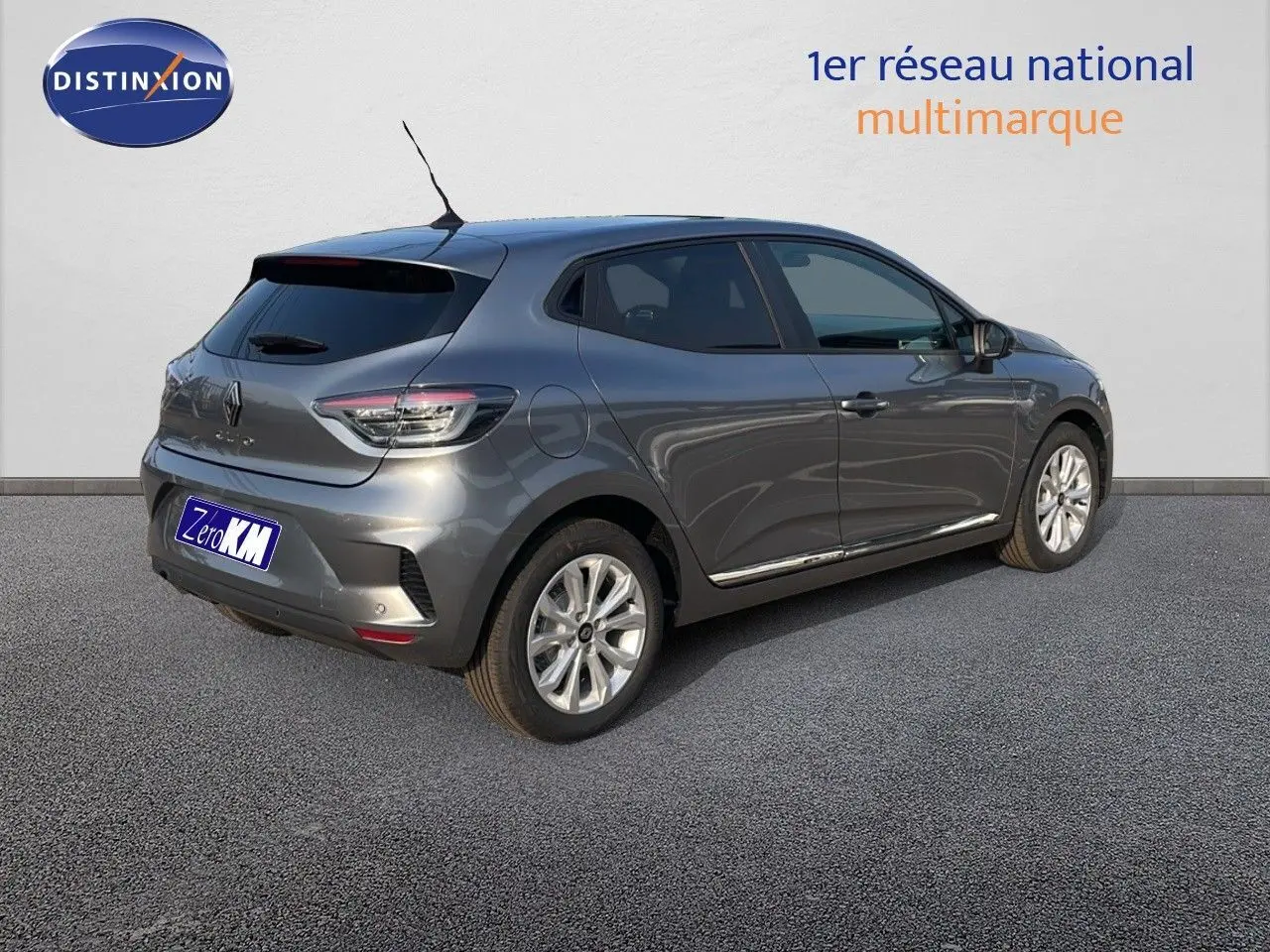 Renault Clio 1.5 DCI 100ch Evolution gris schiste métal vue 3/4 arrière côté droit sur fond neutre.