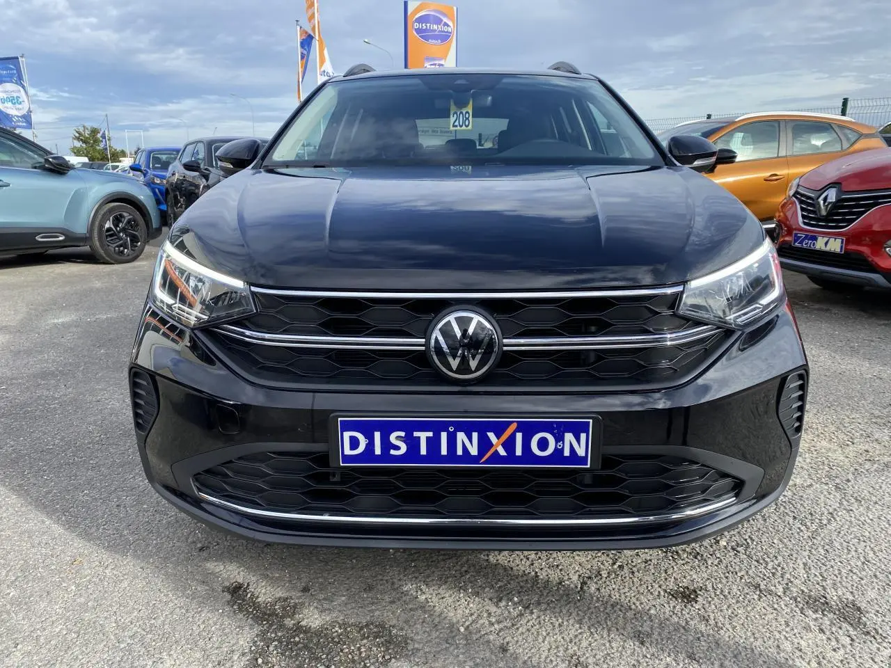 Vue frontale d'un Volkswagen Taigo noir intense 2022 avec calandre hexagonale et logo VW central visible.