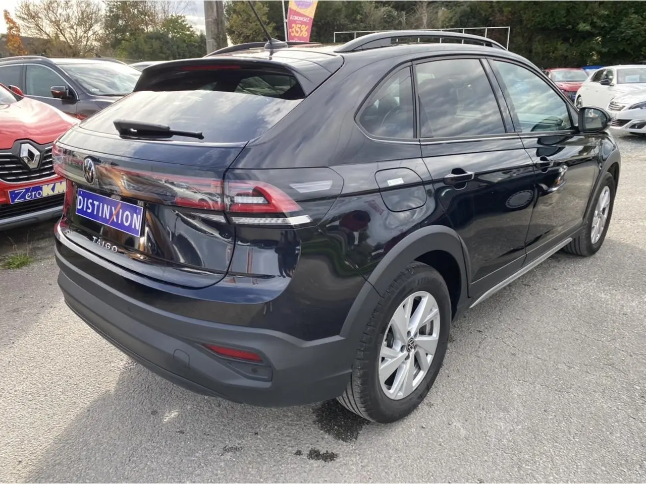 Volkswagen Taigo noir intense vu en 3/4 arrière droit, avec feux arrière allongés et toit ouvrant panoramique.
