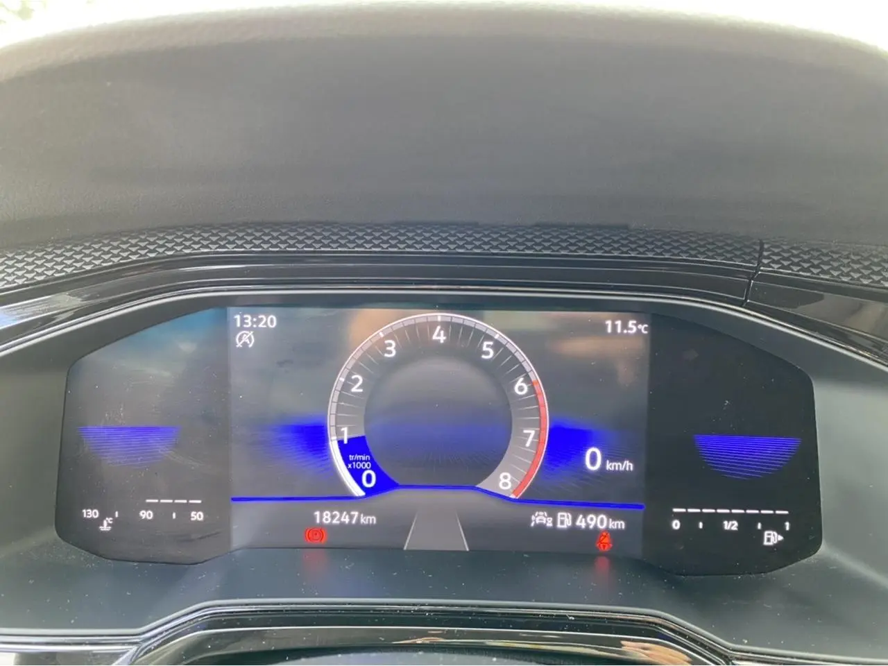 Tableau de bord numérique du Volkswagen Taigo 2022 affichant la vitesse à 0 km/h et la température extérieure à 11,5°C.