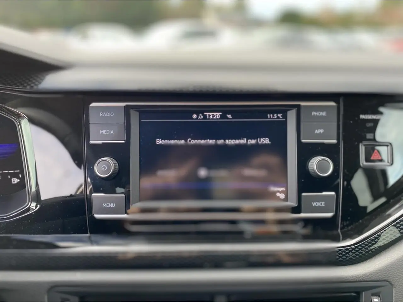 Écran tactile central du tableau de bord du Volkswagen Taigo 2022, avec commandes radio et média visibles.