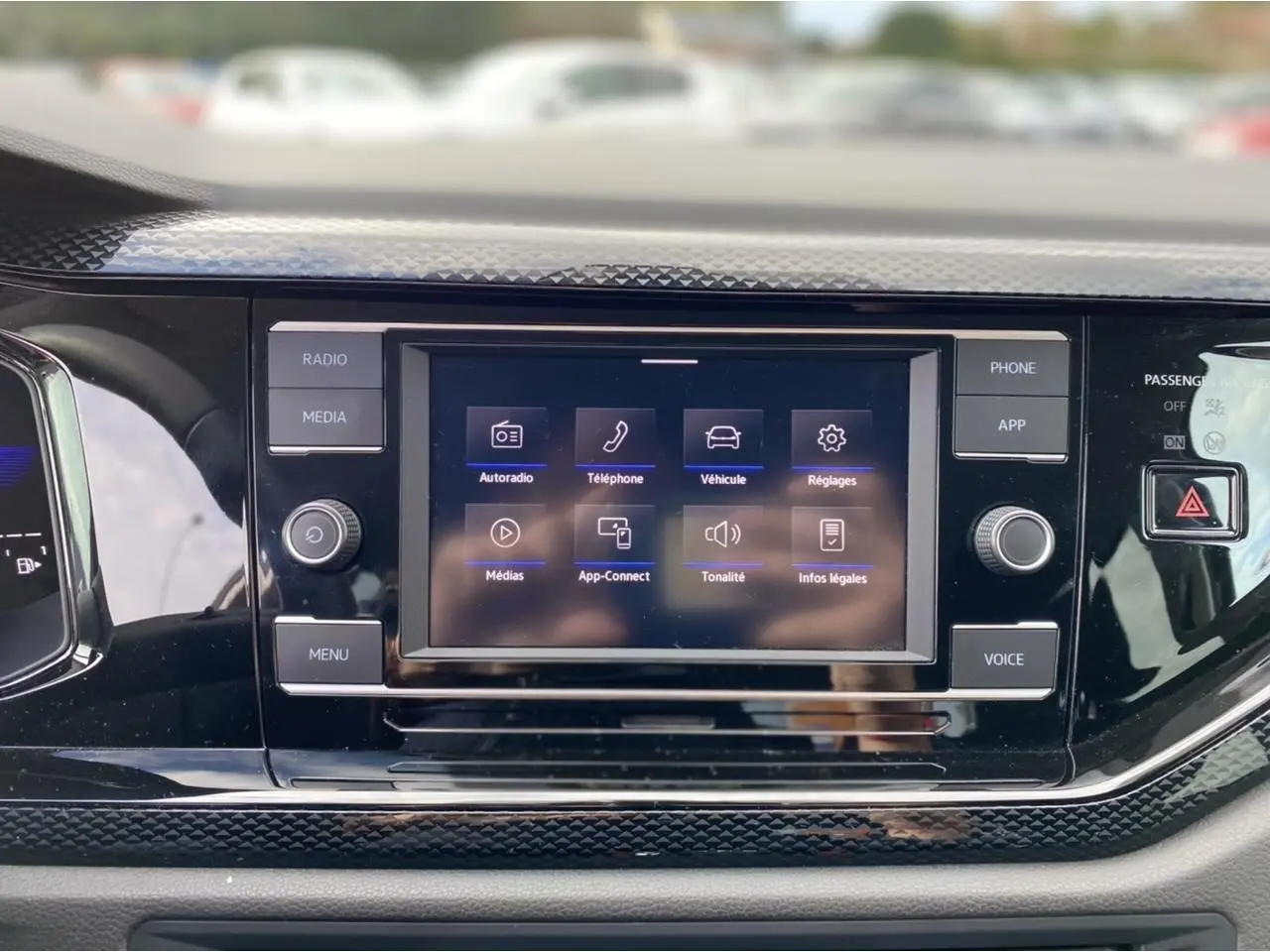 Écran tactile 8 pouces du système infotainment Ready 2 Discover dans le tableau de bord noir du Volkswagen Taigo 2022.