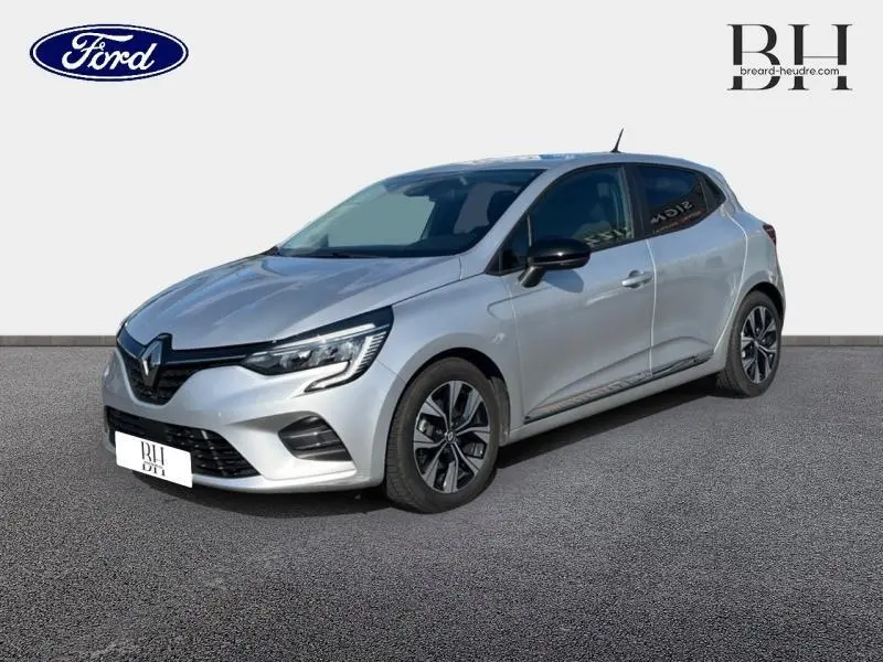 Renault Clio 1.6 E-Tech hybride gris platine vue 3/4 avant droit avec jantes alu et feux LED diurnes.