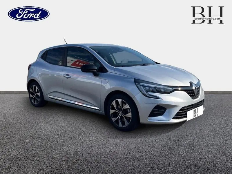 Renault Clio 1.6 E-Tech hybride gris platine vue 3/4 avant droit avec jantes alu et feux LED.