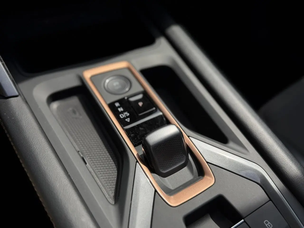 Gros plan sur la console centrale du CUPRA Formentor 2025, mettant en valeur le sélecteur de boîte automatique et les finitions cuivre.