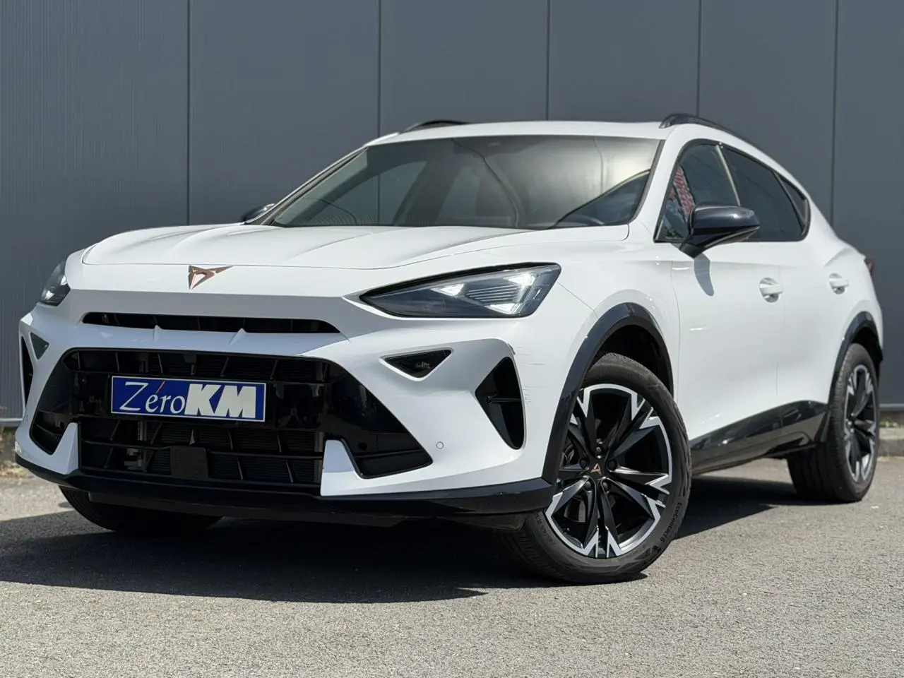 Vue 3/4 avant droite du CUPRA Formentor blanc Neige avec jantes alliage 18'' Sonora et détails noirs contrastants.