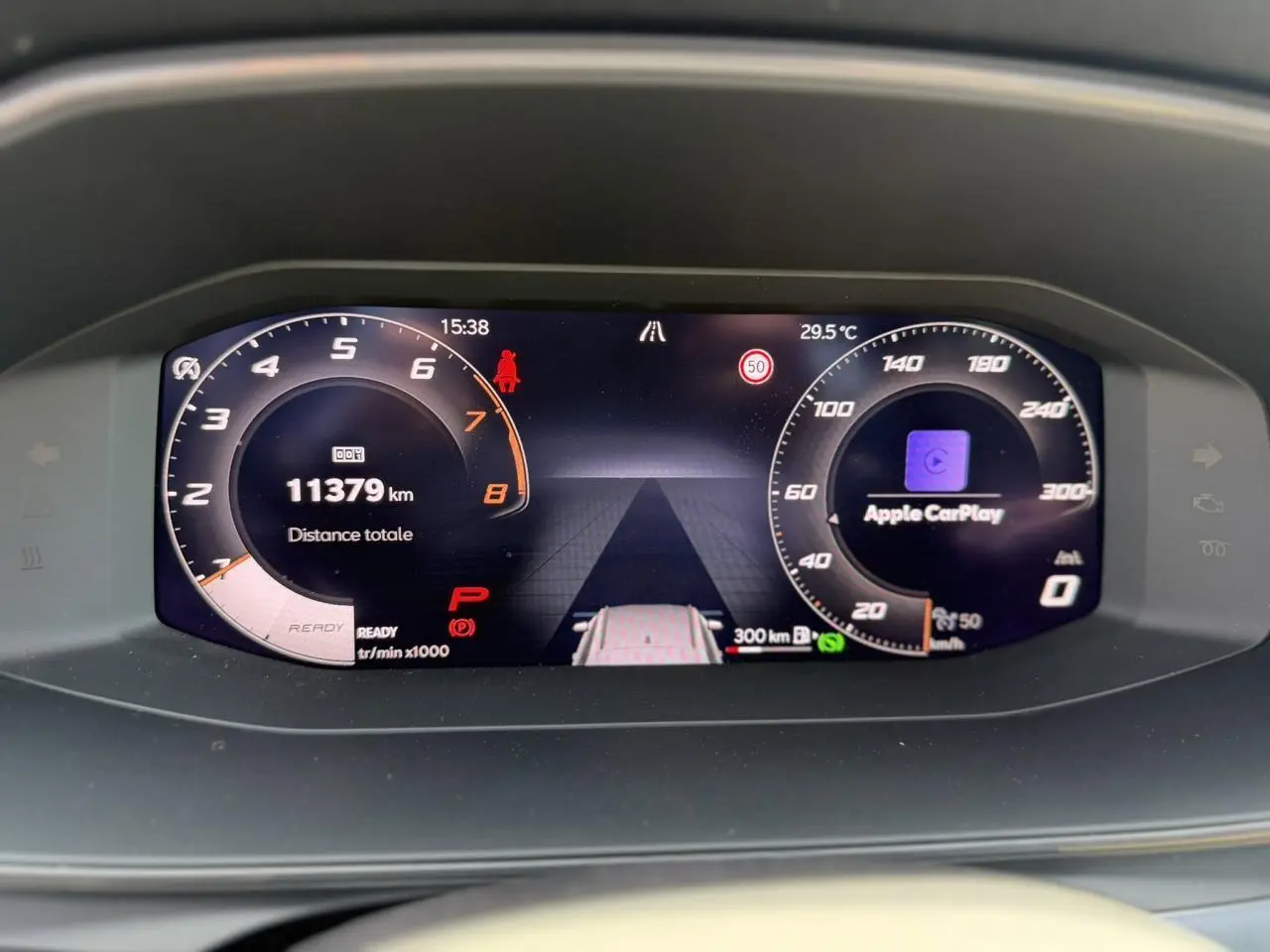 Tableau de bord numérique de la CUPRA Formentor blanc, affichant compte-tours, vitesse et Apple CarPlay.