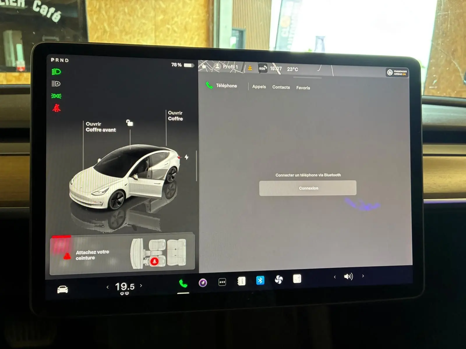 Écran central de Tesla Model 3 blanc 2023 montrant l'ouverture des portes et alertes de sécurité.
