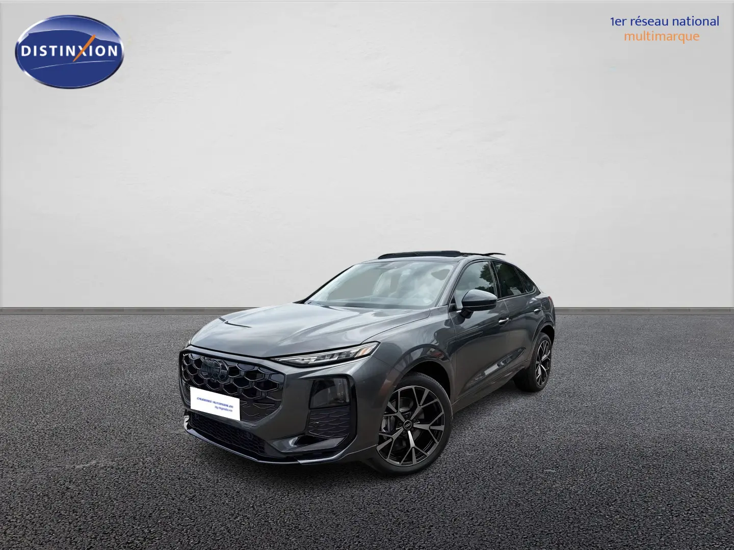 Audi Q3 Sportback gris en 3/4 avant droit avec jantes noires et toit ouvrant panoramique visible