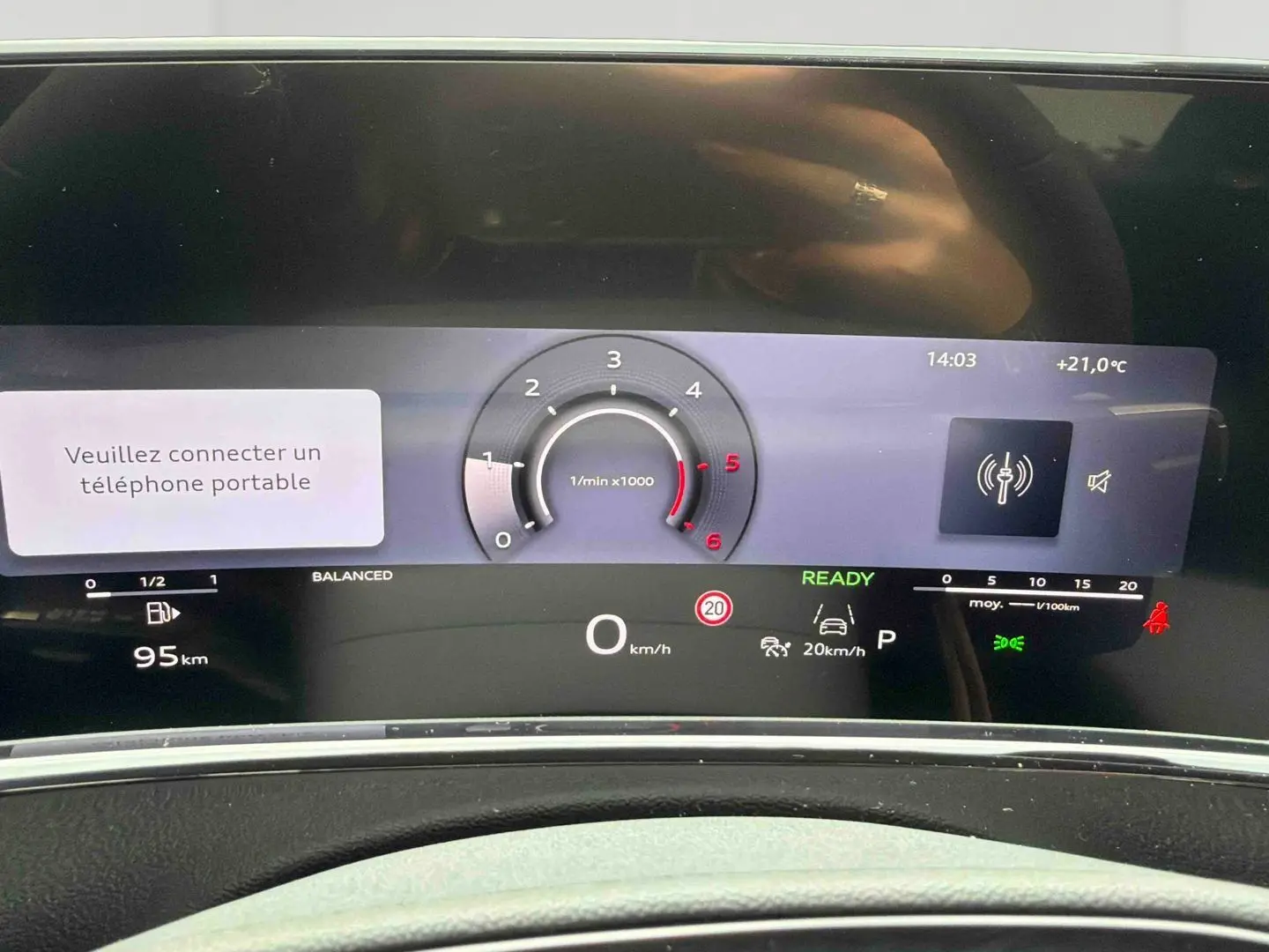 Vue rapprochée du combiné d'instruments numérique OLED de l'Audi Q3 Sportback 2026 affichant la vitesse, régime moteur et alertes.