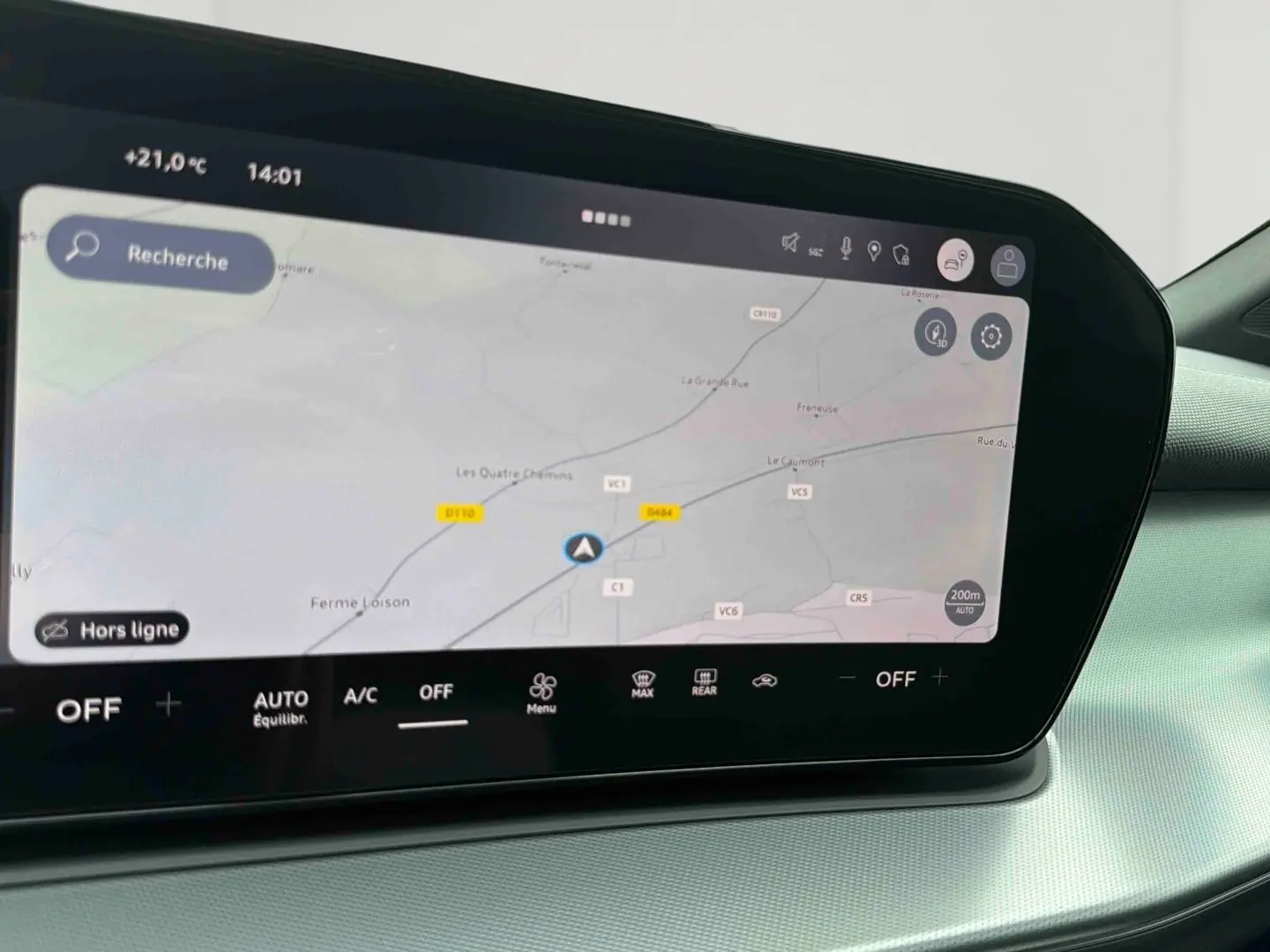 Écran tactile central de l'Audi Q3 Sportback 2026 affichant la navigation avec interface moderne et commandes climatisation.