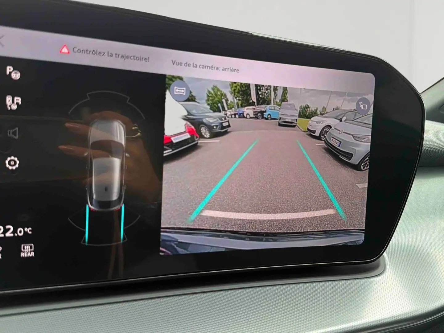 Écran de caméra de recul de l'Audi Q3 Sportback gris, affichant les lignes de guidage et un parking arrière.