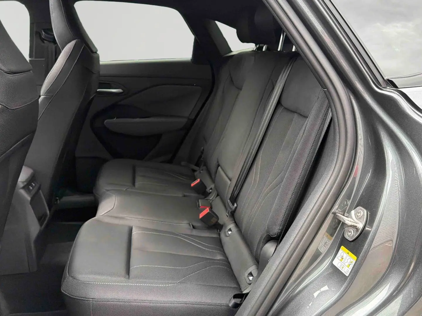 Vue intérieure côté droit des sièges arrière en tissu noir du SUV Audi Q3 Sportback gris 2026.