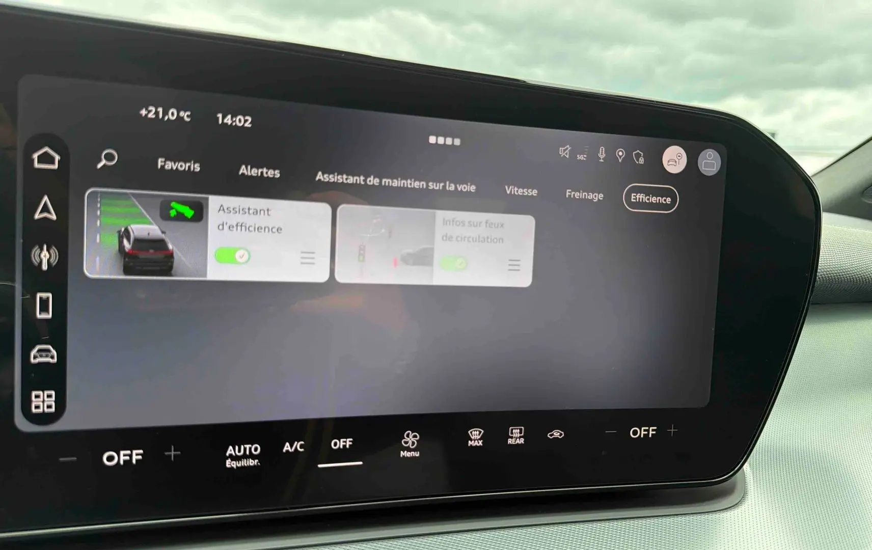 Écran tactile central de l’Audi Q3 Sportback 2026 affichant l’assistant d’efficience et les réglages climatiques.