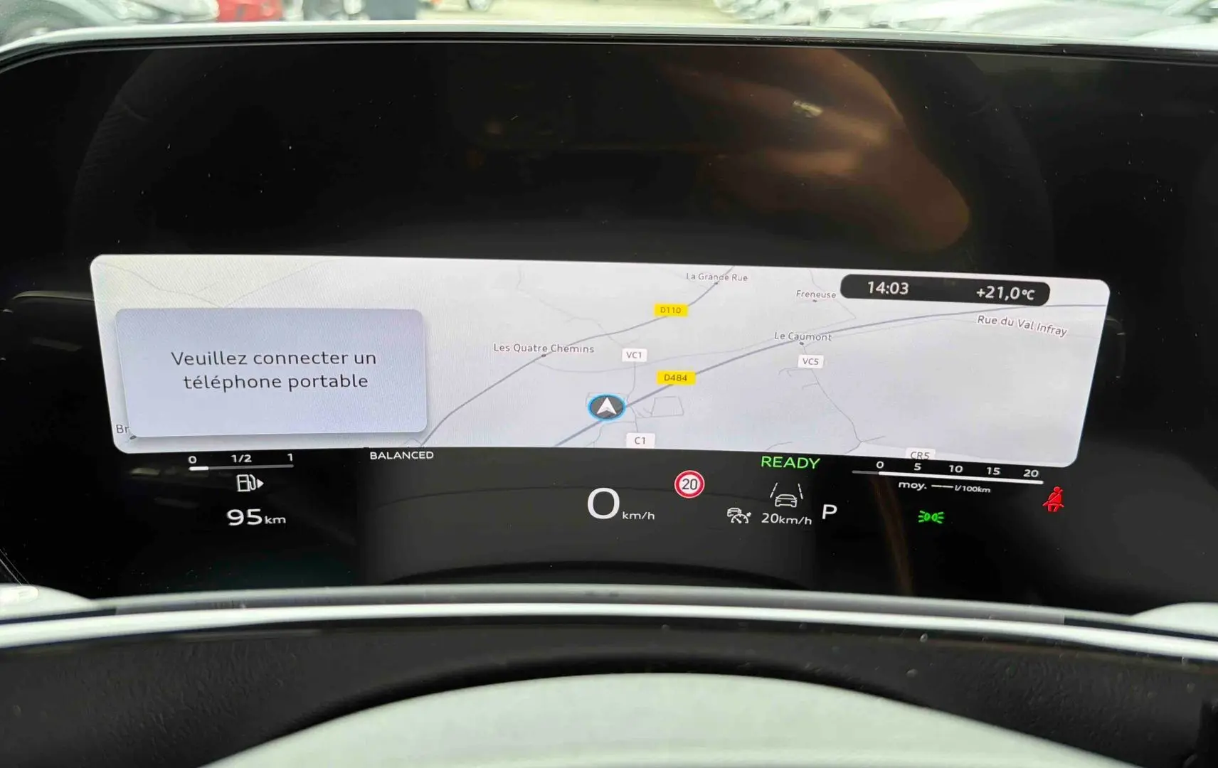 Vue rapprochée du combiné d'instruments numérique OLED de l'Audi Q3 Sportback 2026 affichant la navigation et les alertes.