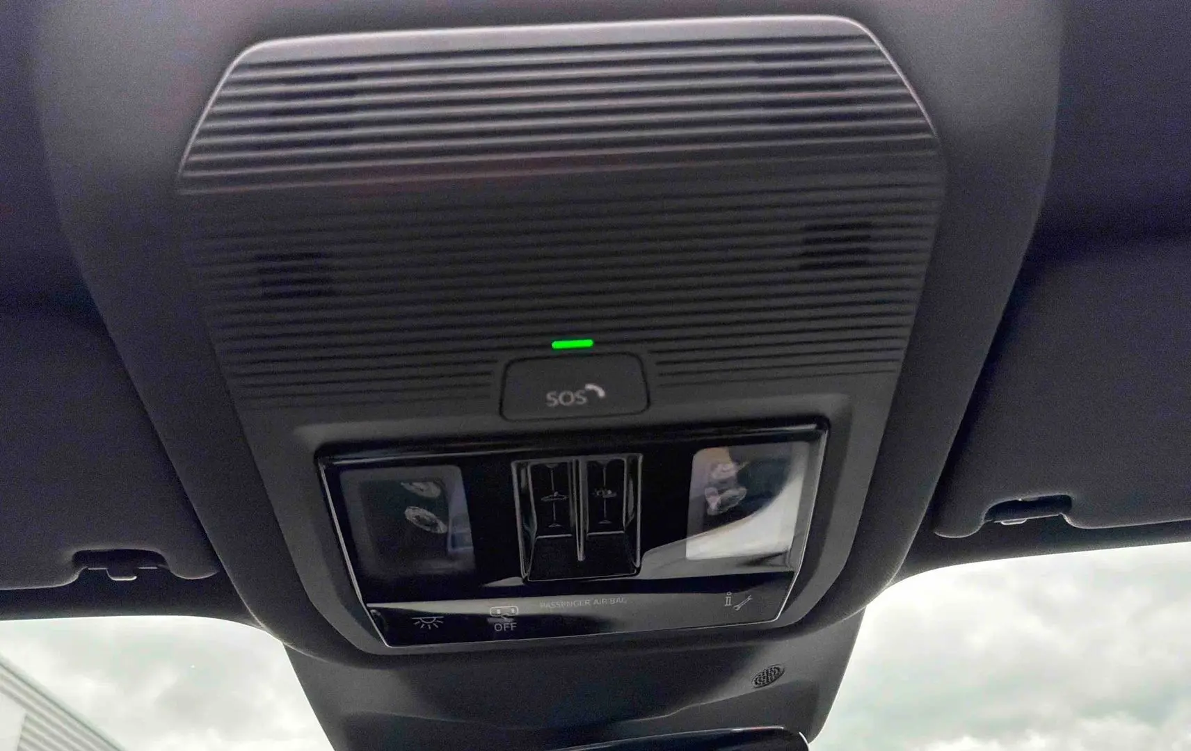 Vue intérieure du plafonnier noir avec bouton SOS et commandes d'éclairage de l'Audi Q3 Sportback gris.