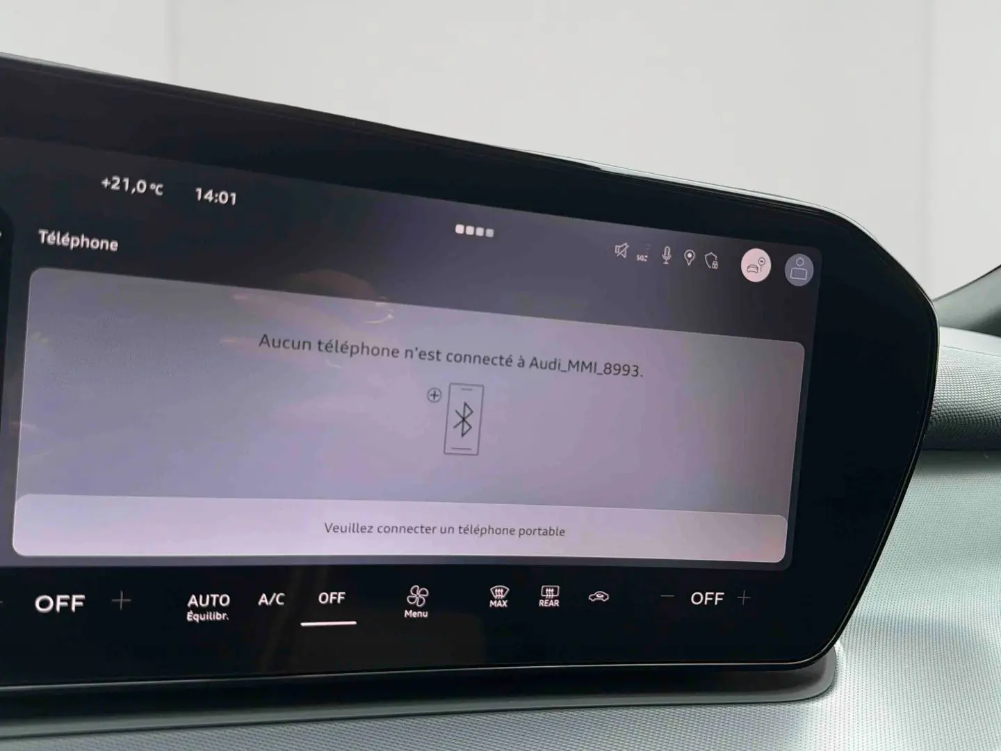 Écran tactile central de l’Audi Q3 Sportback 2026 affichant la connexion Bluetooth, intérieur gris clair.