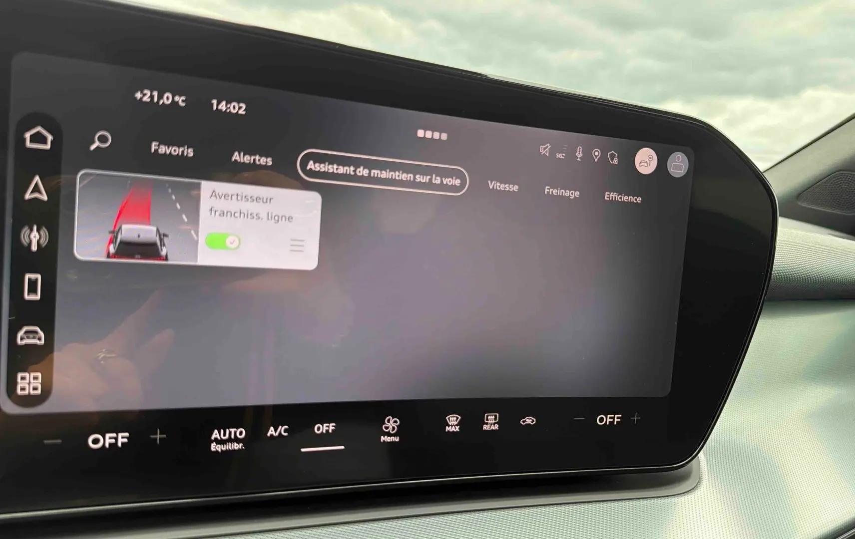 Écran tactile intérieur affichant l'assistant de maintien de voie dans l'Audi Q3 Sportback gris, vue de face.