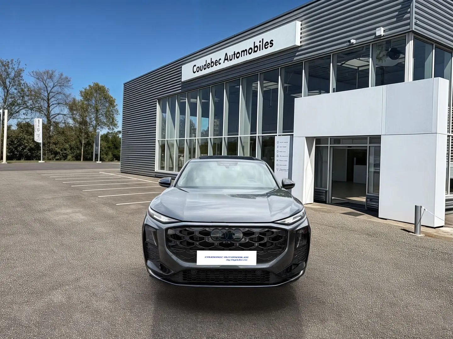 Audi Q3 Sportback gris vue de face, mettant en valeur sa calandre noire et son toit ouvrant panoramique.