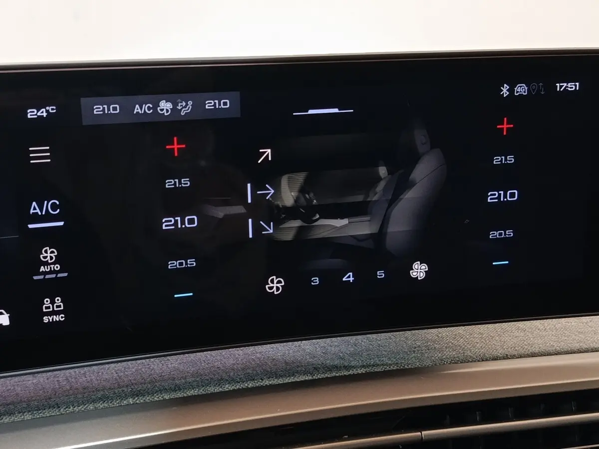 Écran tactile central du tableau de bord du Peugeot 5008 gris clair, affichant les réglages de climatisation.