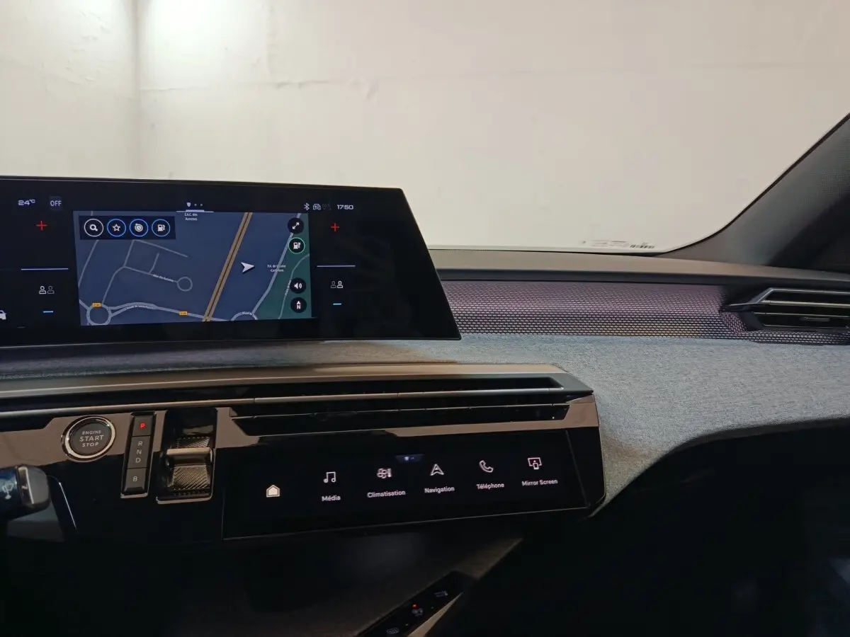 Vue intérieure du tableau de bord du Peugeot 5008 1.6 PHEV 195 E-DCS7 GT 2026, écran tactile de navigation et commandes digitales.