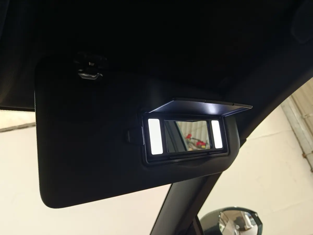 Miroir de courtoisie éclairé sur pare-soleil côté conducteur dans l’habitacle du Peugeot 5008 gris clair.