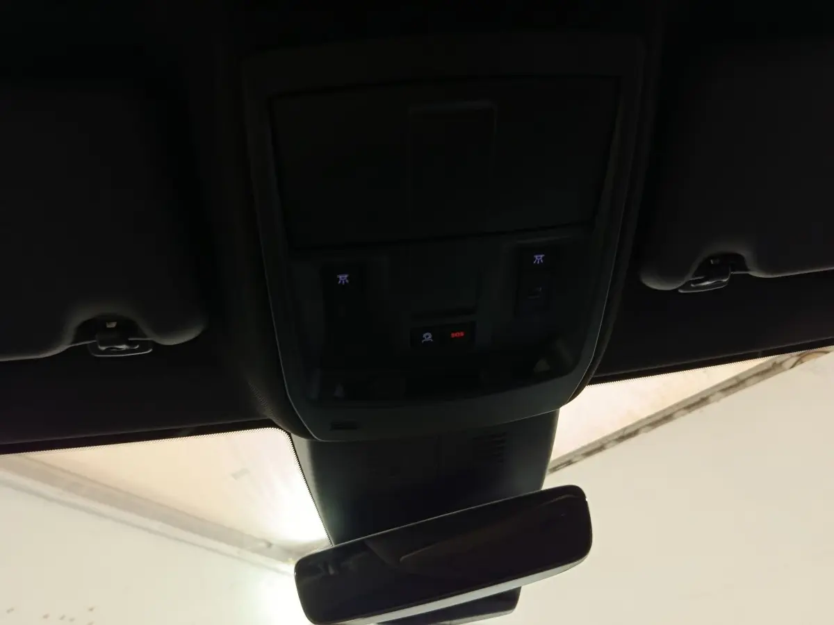 Plafonnier avec commandes SOS et éclairage, vue intérieure avant du Peugeot 5008 gris clair 2026 hybride rechargeable.