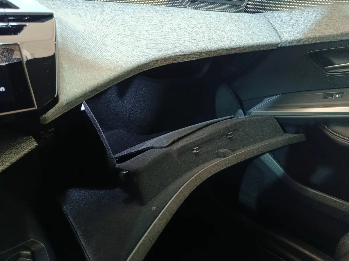 Gant de boîte à gants ouvert côté passager dans l’habitacle gris clair du Peugeot 5008 1.6 PHEV 195 E-DCS7 GT 2026.